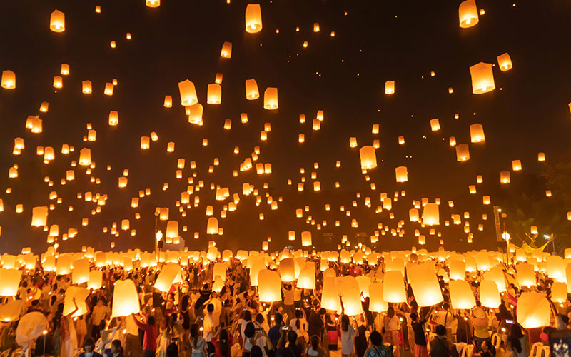 Releasing the lanterns during Yi Peng Sky Lantern Festival, Thailand